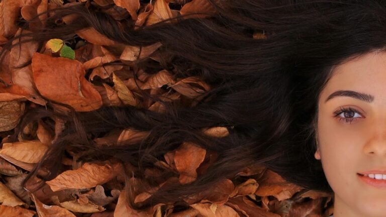 Trattamento Rinforzante dei Capelli con Erbe Ayurvediche