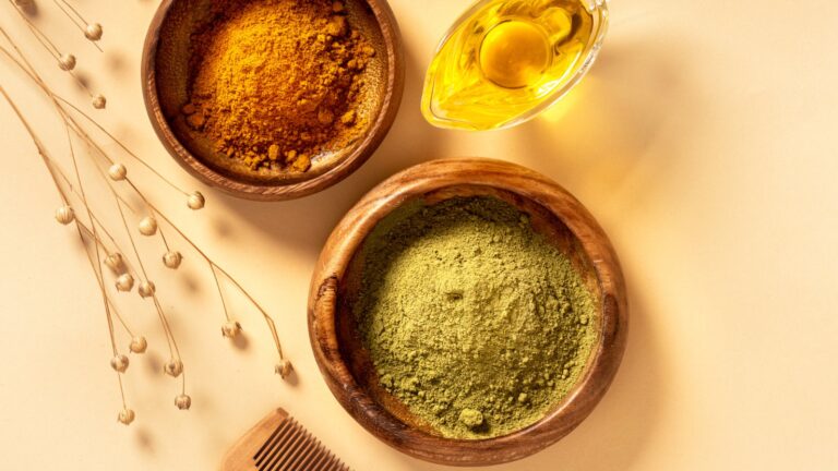 Guida Completa alle Erbe Tintorie: Origini, Benefici e Usi