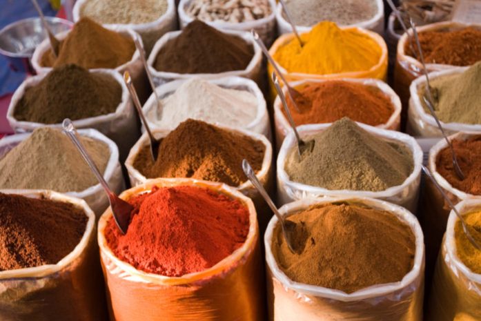 Come colorare i capelli bianchi in modo naturale e con erbe tintorie