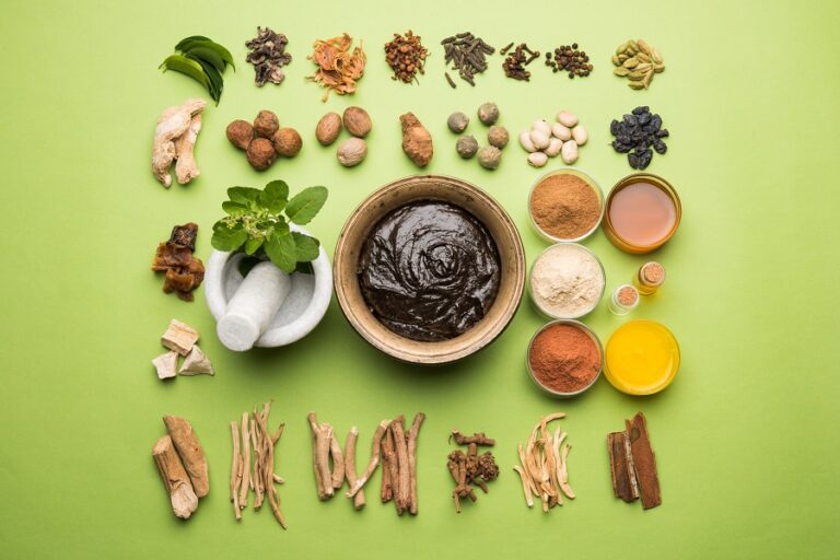 30 principali piante ayurvediche utilizzate per la cura dei capelli e i loro benefici: