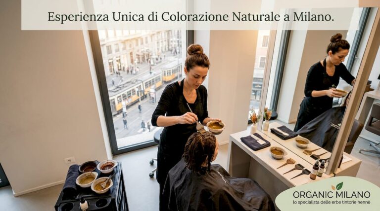 Un parrucchiere che stende il colore sui capelli di una cliente nel suo salone.