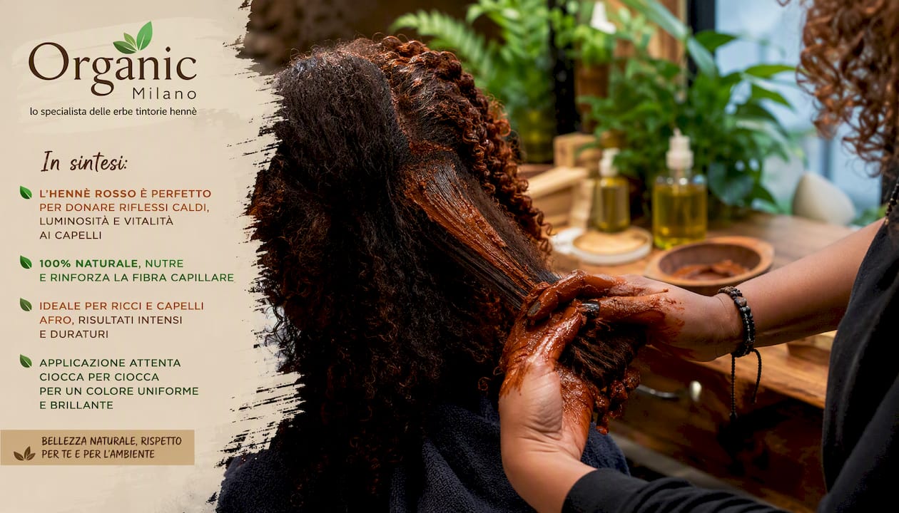 Mani che applicano henné su una ciocca di capelli afro